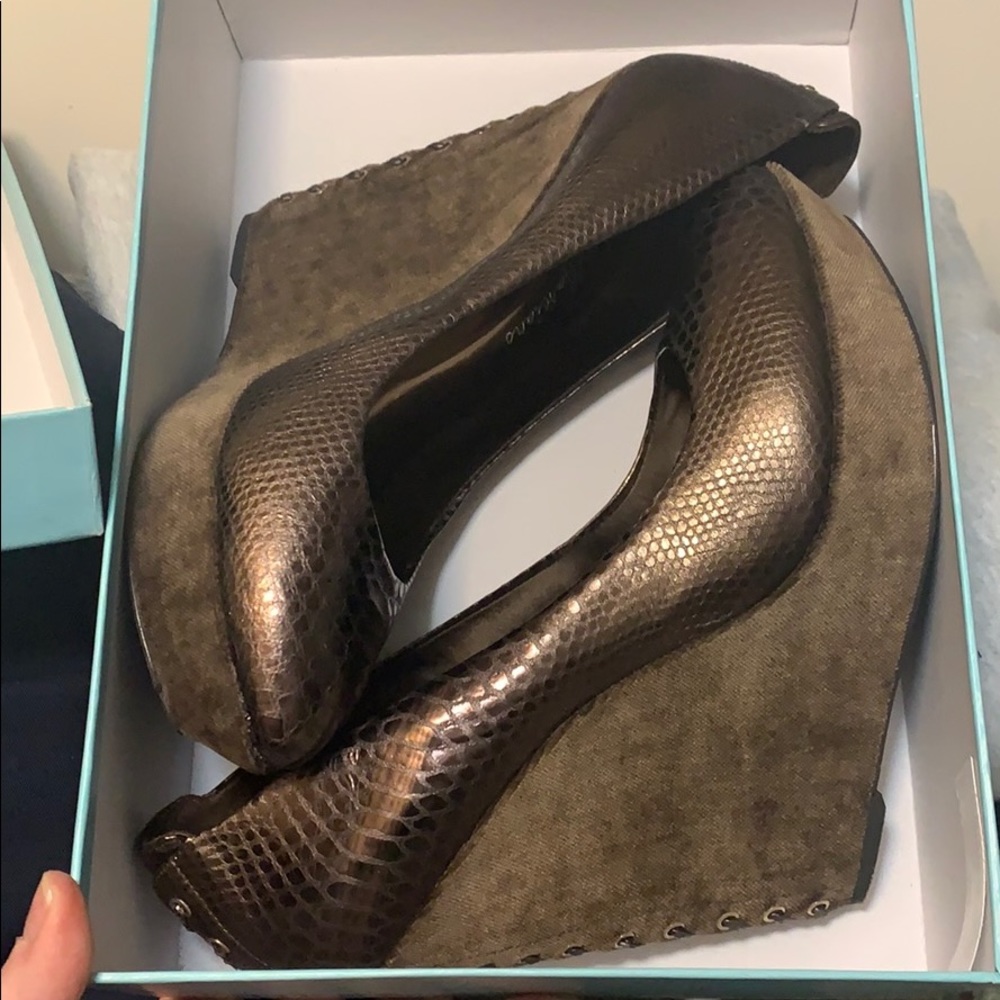 Guess wedges
